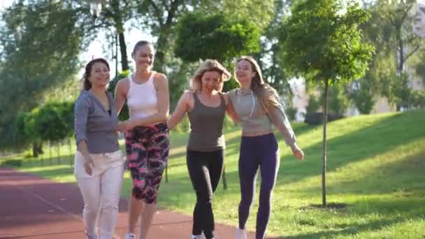 Wanita Olahragawan Kaukasia Yang Ceria Berpelukan Sambil Berjalan Luar Ruangan — Stok Video