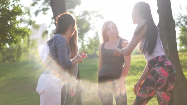 Vier Gut Gelaunte Junge Sportlerinnen Stehen Sonnenstrahlen Und Unterhalten Sich — Stockvideo