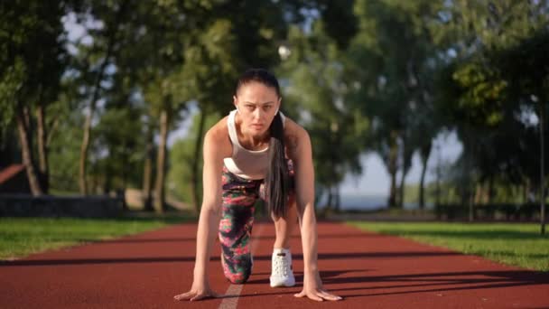 Široký Portrét Seriózně Motivované Bělošské Sportovkyně Ustálené Pozici Rozbíhá Přední — Stock video