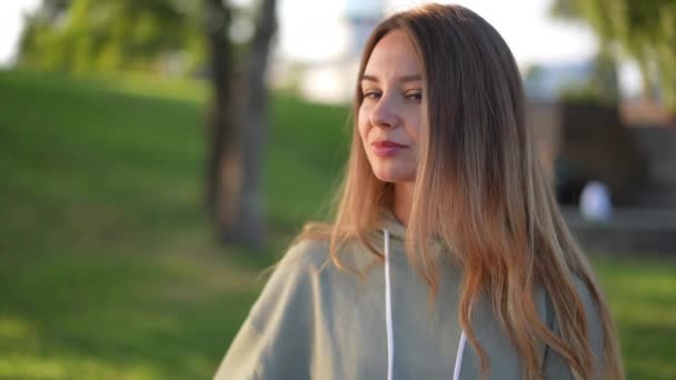 Zoom Portrett Selvsikker Hvit Kvinne Som Står Med Treningsmatte Utendørs – stockvideo