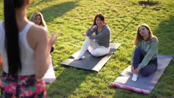 Shooting Shoulder Blurred Yogi Trainer Talking Smile Sportswomen Sitting Exercise — Stok Video