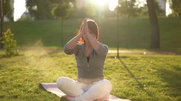 Wide Shot Caucasian Yogi Sunrays Closing Eyes Meditating Lotus Pose — Stock Video