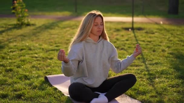 Nilüfer Çiçekli Beyaz Kadın Egzersiz Minderinde Oturup Gözlerini Yavaşça Açarak — Stok video