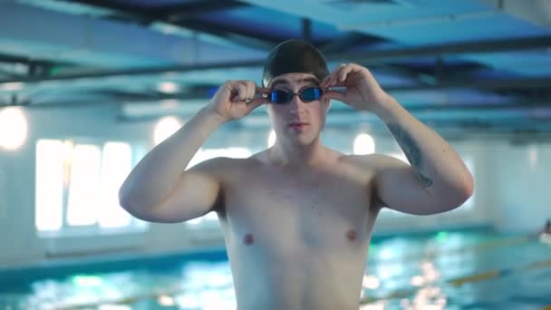 Gözlük Takan Kendine Güvenen Genç Sporcunun Orta Boy Portresi Beyaz — Stok video