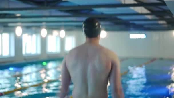 Arkaya Bakan Sporcu Kollarını Döndürerek Havuzda Isınmaya Başlıyor Orta Boy — Stok video