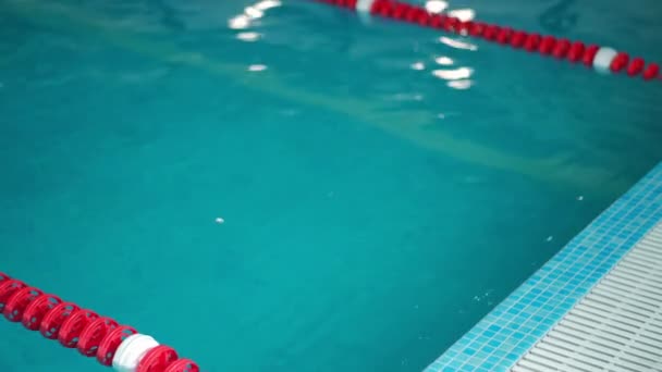 Mavi Yüzme Havuzu Suyu Yavaş Çekimde Kenarlara Sıçrıyor Yüksek Açılı — Stok video