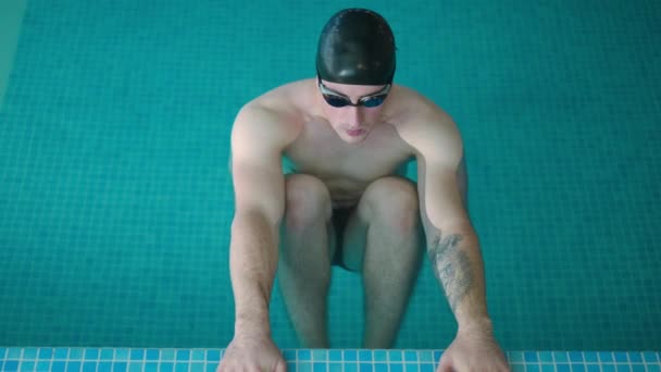 Retrato Vista Superior Nadador Masculino Concentrado Empurrando Piscina Deixando Câmera — Vídeo de Stock