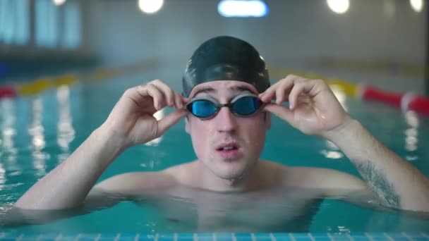 Retrato Visão Frontal Esportista Caucasiano Colocando Óculos Mergulho Subaquático Câmera — Vídeo de Stock