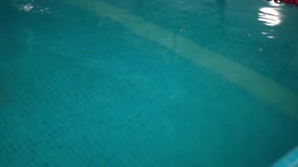 Água Azul Salpicando Beira Piscina Como Jovem Nadador Nadando Câmera — Vídeo de Stock