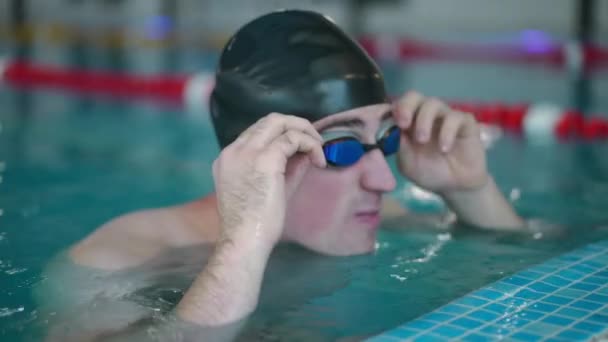 Yan Görüş Genç Erkek Yüzücü Yavaş Çekimde Gözlük Takıyor Kenardan — Stok video