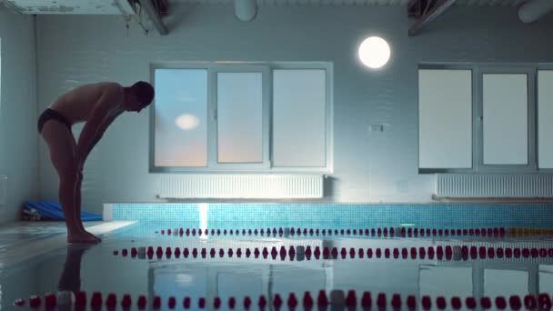 Brett Skott Swimmingpool Med Motiverade Idrottsman Vänster Hoppning Dykning Vattnet — Stockvideo