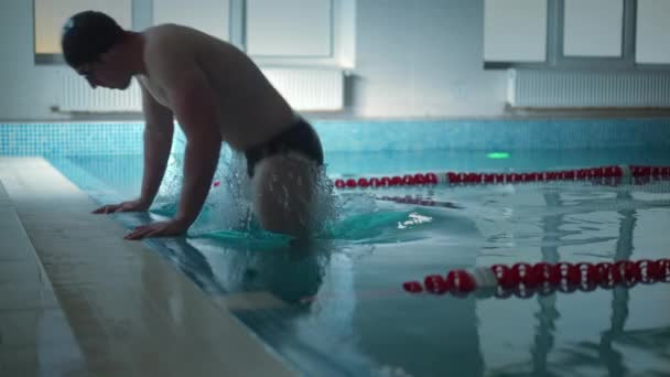 Pohled Boku Mladého Muže Který Pomalu Vynořuje Bazénu Silně Motivovaný — Stock video