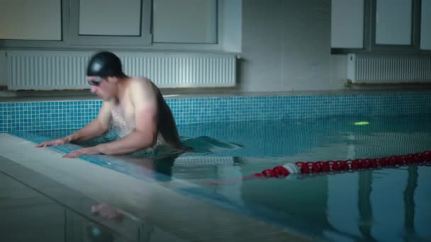 Yüzme Havuzundan Yavaş Çekimde Yürüyerek Çıkan Genç Motive Yüzücü Beyaz — Stok video