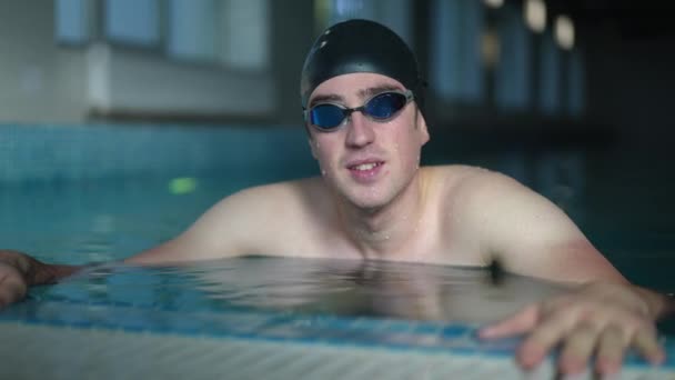Portræt Smilende Selvsikker Mandlig Svømmer Briller Hætte Poserer Swimmingpool Vand – Stock-video