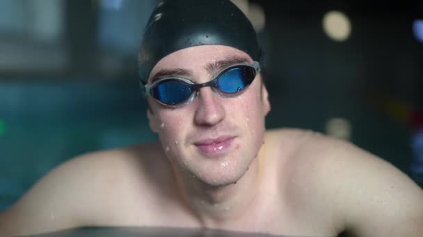 Tiro Cabeça Nadador Masculino Sorridente Olhando Para Câmera Mergulhando Debaixo — Vídeo de Stock