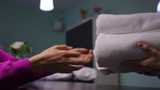 女性的手在接待处的室内传递毛巾 无法辨认的年轻白人女性在美丽的Spa服务客户 女性和宠爱的概念 — 图库视频影像