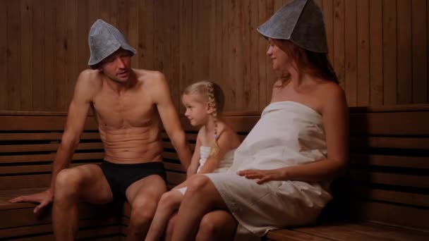 Avslappet Hvit Far Mor Datter Som Snakker Russisk Sauna Innendørs – stockvideo