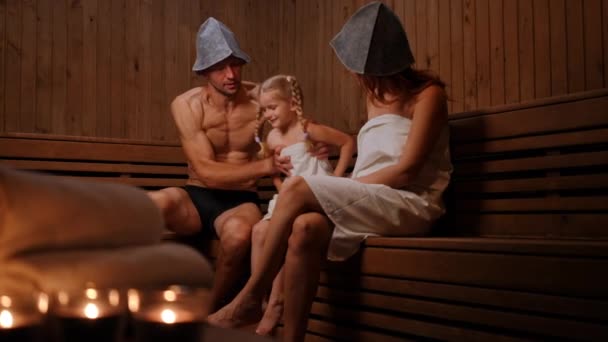 Grande Colpo Spensierata Figlia Con Padre Gioioso Madre Nella Sauna — Video Stock