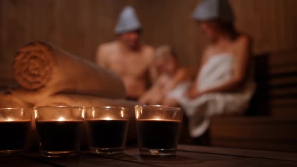 Κεριά Που Καίγονται Στη Φινλανδέζικη Σάουνα Χαρούμενη Καυκάσια Οικογένεια Διασκεδάζουν — Αρχείο Βίντεο