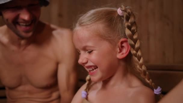 Close Śmiejąc Się Słodkie Białej Dziewczyny Saunie Finn Rodzicami Szczęśliwa — Wideo stockowe