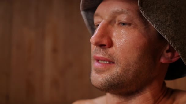 Vista Lateral Headshot Homem Confiante Caucasiano Transpirando Chapéu Sauna Desfrutando — Vídeo de Stock