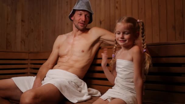 Smilende Far Som Snakker Med Pen Datter Benken Finn Sauna – stockvideo