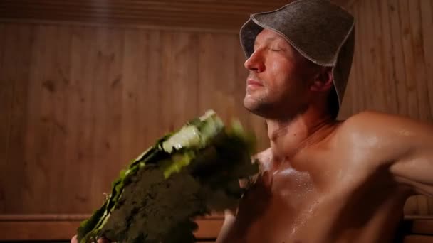 Vista Laterale Fiducioso Uomo Caucasico Scuotendo Scopa Sauna Odore Betulla — Video Stock