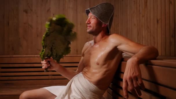 Vista Laterale Uomo Rilassato Utilizzando Scopa Sauna Come Foglie Betulla — Video Stock