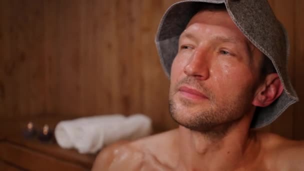 Ritratto Ravvicinato Uomo Soddisfatto Che Scuote Scopa Della Sauna Guarda — Video Stock