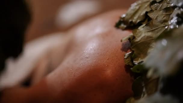 Zbliżenie Ramienia Mężczyzny Saunie Finn Masażystą Masującym Miotłą Brzozową Nierozpoznawalny — Wideo stockowe