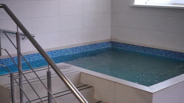 Blubberndes Wasser Schwimmbad Römischen Dampfbad Drinnen Ohne Menschen Blaue Wellen — Stockvideo