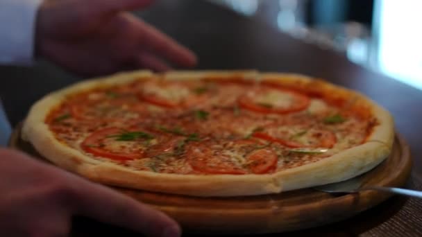Mężczyzna Zbiera Pizzę Drewnianego Blatu Nierozpoznany Kaukaski Kelner Serwujący Pyszne — Wideo stockowe
