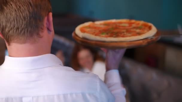 Śledzenie Strzał Smacznej Pizzy Ręku Kelnera Serwującego Jedzenie Dla Szczęśliwej — Wideo stockowe