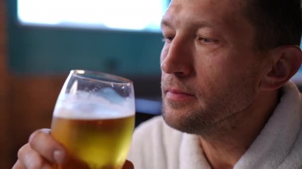 Zblízka Běloch Pije Pivo Dívá Hospody Jistý Chlap Těší Ležák — Stock video