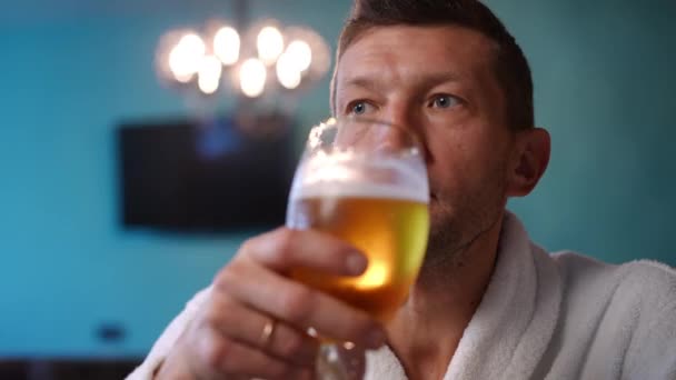 Pohled Zepředu Portrét Sebevědomého Pohledného Bělocha Popíjejícího Osvěžující Pivo Uvnitř — Stock video
