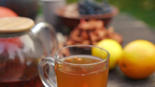Γκρο Πλαν Πράσινο Τσάι Διαφανές Κύπελλο Μούρα Που Υπάγονται Ποτό — Αρχείο Βίντεο