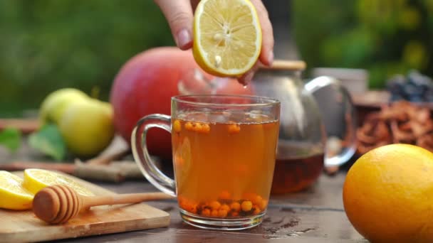 Close Cup Green Herbal Tea Berries Female Hand Squeezing Lemon — Stock Video