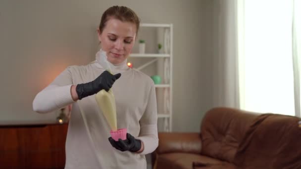 Positive Junge Kaukasierin Mit Teigtasche Die Rohzutat Muffinform Platziert Selbstbewusst — Stockvideo