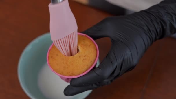 Høj Vinkel Udsigt Closeup Kvindelige Hænder Handsker Dækker Muffin Med – Stock-video