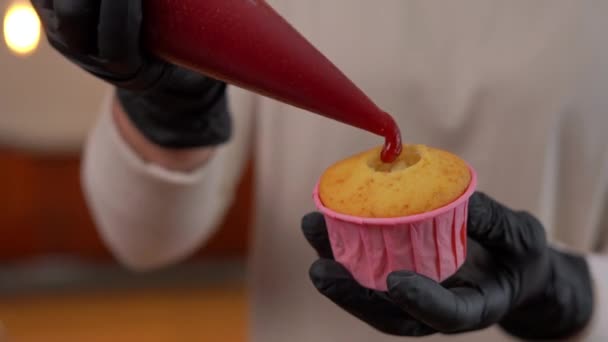 Muffin Ženské Ruce Naplnění Pečivo Díra Červeným Džemem Detailní Detailní — Stock video