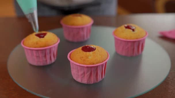 Detailní Zelená Královská Poleva Nalévající Muffin Červenou Marmeládou Otáčejícím Skleněným — Stock video