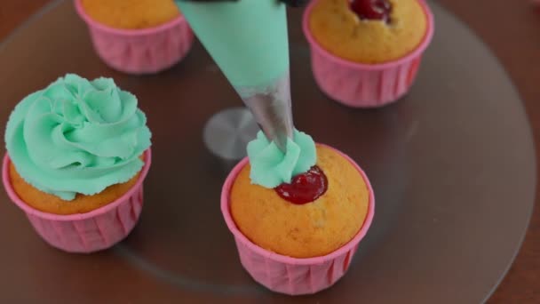 Gros Plan Verser Glaçage Rose Sur Muffin Avec Confiture Sur — Video