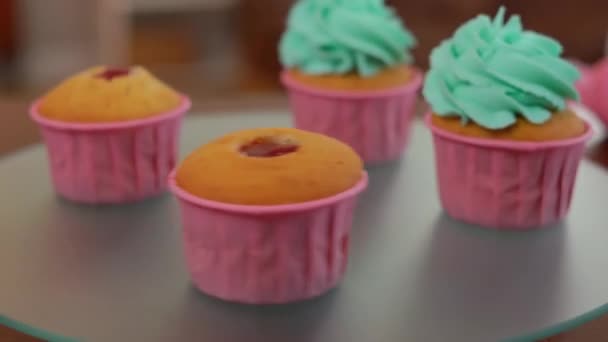 Detailní Cupcakes Červeným Džemem Uvnitř Zeleným Máslem Polevou Točící Skleněném — Stock video