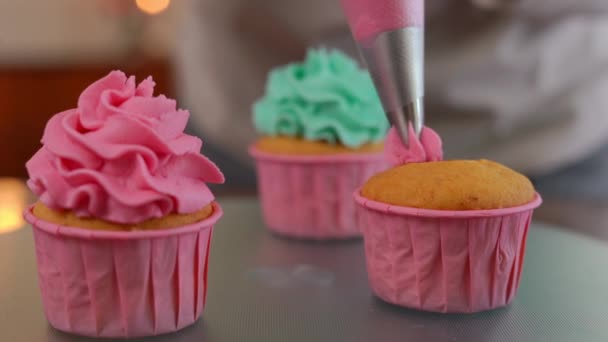 Muffins Primer Plano Decorando Con Crema Mantequilla Rosa Glaseado Interior — Vídeos de Stock