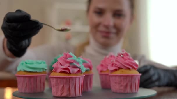 Suddig Leende Kvinna Strö Ätliga Socker Bollar Cupcake Med Smör — Stockvideo