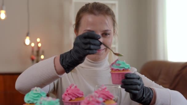Glimlachende Vrouw Versiert Rozenglazuur Cupcake Met Eetbare Parels Binnen Portret — Stockvideo