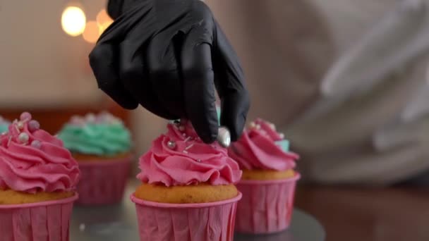 Mão Feminina Luva Colocando Deliciosa Pérola Comestível Cupcake Com Gelo — Vídeo de Stock