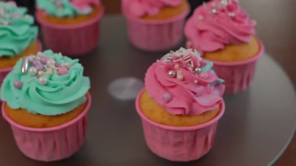 Closeup Cupcakes Decorados Com Creme Manteiga Geada Pérola Comestível Girando — Vídeo de Stock
