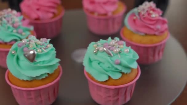 Κοντινό Πλάνο Νόστιμα Muffins Πράσινο Και Ροζ Βασιλικό Κερασάκι Διακοσμημένα — Αρχείο Βίντεο
