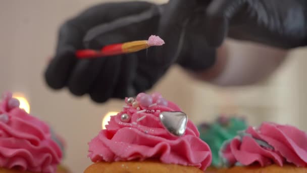 用小蛋糕刷把可食用的粉末撒在装饰过的蛋糕上 女手戴着手套装饰室内美味甜甜的甜点 — 图库视频影像